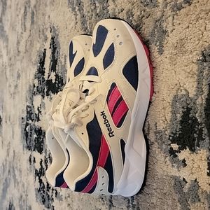 Size 9 Reebok shoes